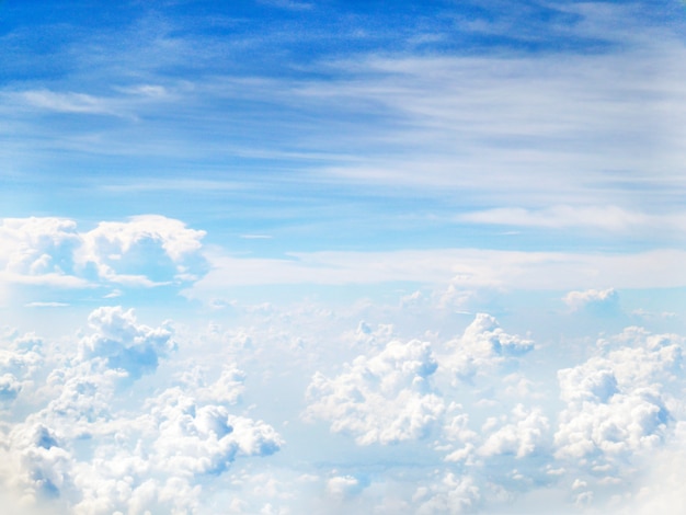 Cielo azul claro y nubes blancas mullidas