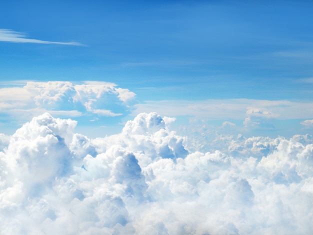 Cielo azul claro y nubes blancas mullidas