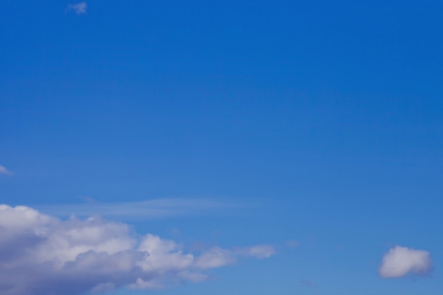 Cielo azul claro con nubes blancas. Nubes blancas y esponjosas en el cielo azul. Naturaleza de fondo. Cúmulos de textura flotando en el cielo azul. Concepto de fondos. Medio ambiente, atmósfera. Copia espacio