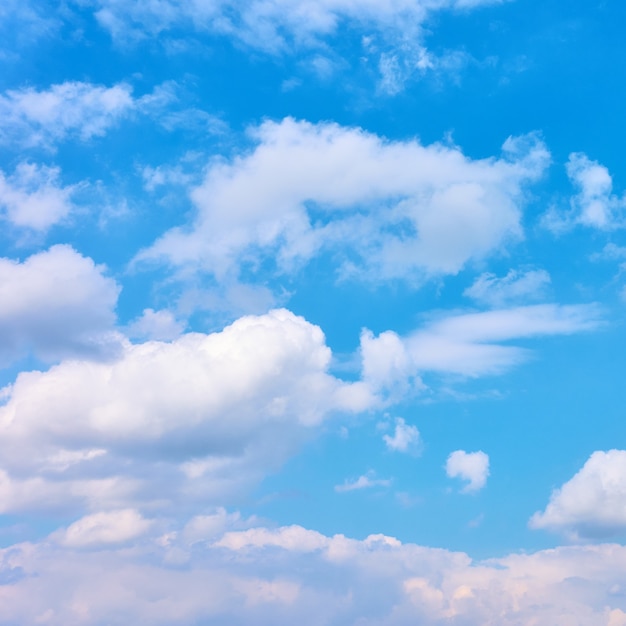 Cielo azul claro con nubes blancas, se puede utilizar como fondo