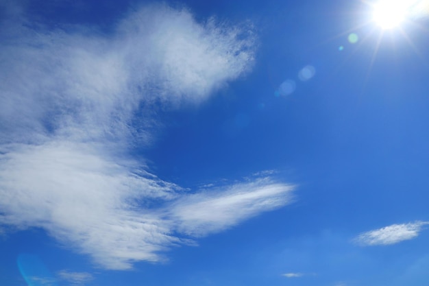 Cielo azul claro con nubes blancas y sol en verano Concepto de fondo de naturaleza