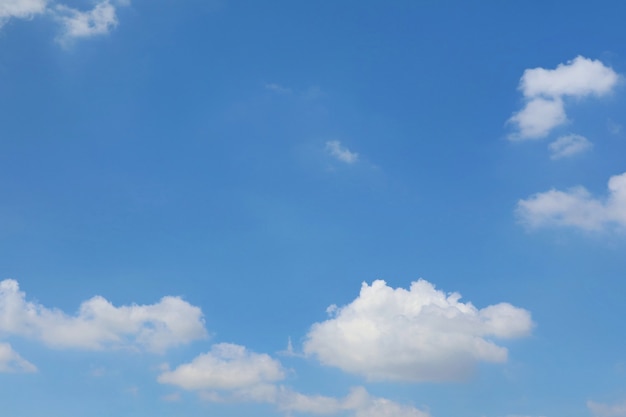 Cielo azul claro con nubes blancas