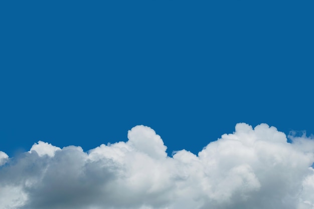 Foto cielo azul claro y nubes blancas