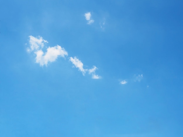 Cielo azul claro con nubes blancas.