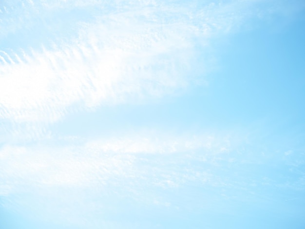 Cielo azul claro y nubes blancas
