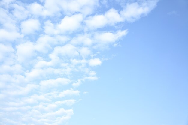 Cielo azul claro con nubes y espacio para tu propio texto.