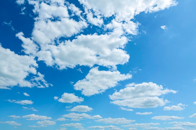 Un cielo azul claro con nubes y una nube blanca en el cielo.