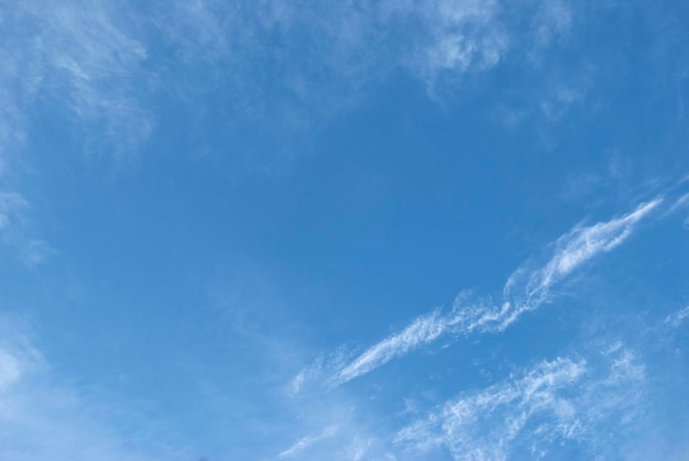 Un cielo azul claro con nubes tenues