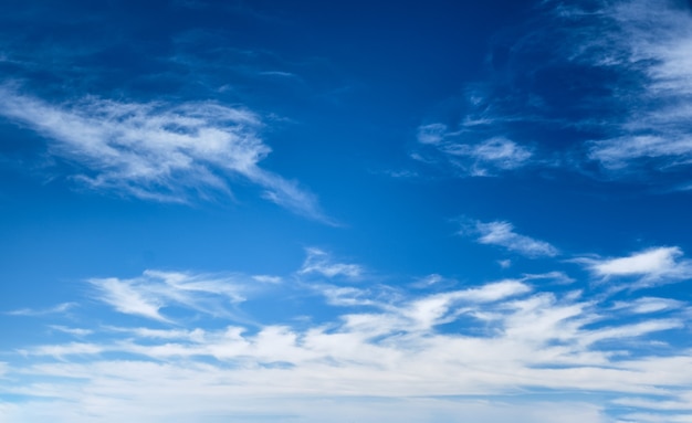 Foto cielo azul claro con nubes