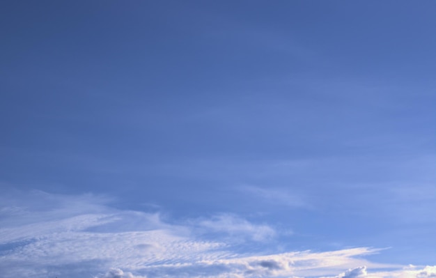 Cielo azul claro y pacífico con nubes blancas esponjosas flotando lentamente Fondo Banner Salvapantallas en el monitor