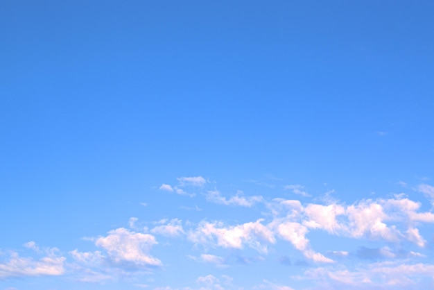 Cielo azul claro y pacífico sobre el que las nubes blancas flotan lentamente como olas Fondo Banner Protector de pantalla en el monitor