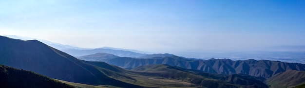 Cielo azul claro sobre los picos de las montañas