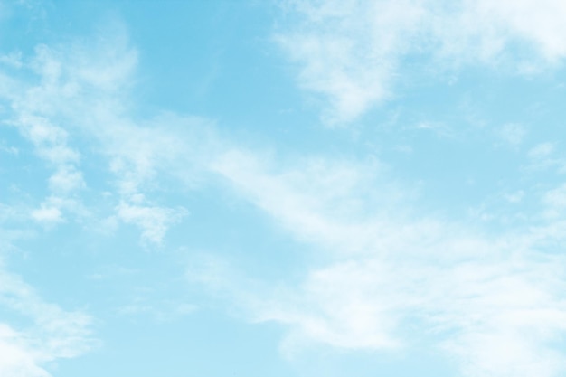 Foto cielo azul claro con textura de nubes blancas