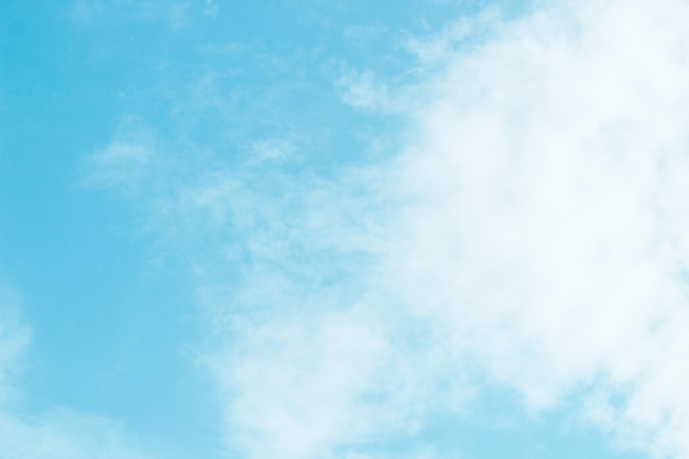 Foto cielo azul claro con textura de nubes blancas.