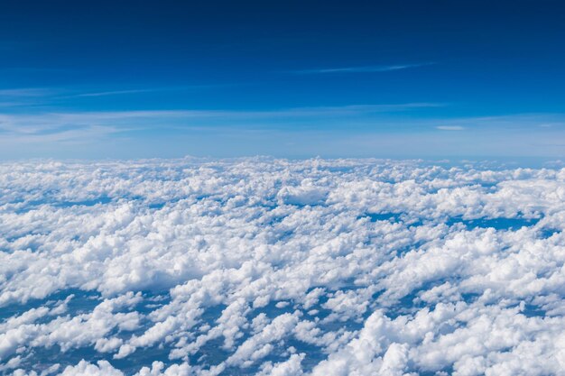 Cielo azul creativo y fondo de nubes blancas