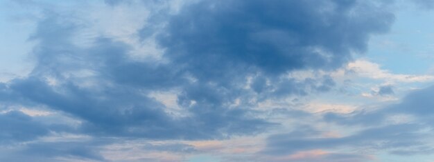 El cielo azul cubierto de nubes oscuras en la noche.