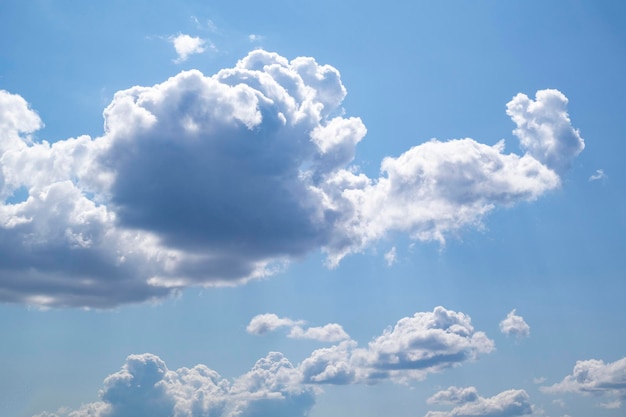 Cielo azul con cúmulos blancos en un día de verano