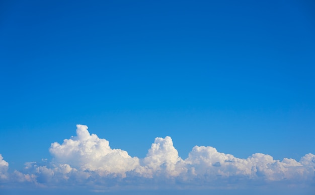 Cielo azul cúmulos blancos