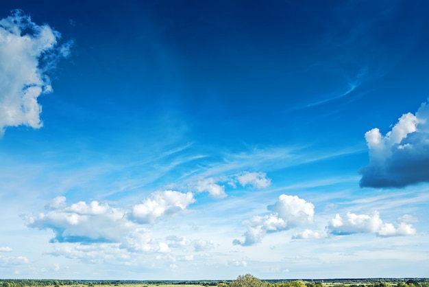 Cielo azul con cúmulos de cerca