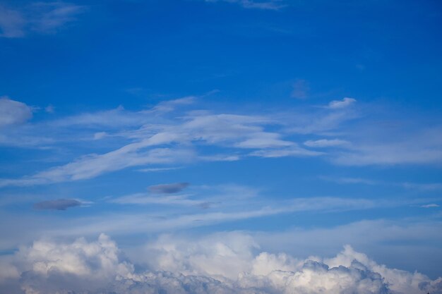 Cielo azul con cúmulos de nubes blancas y esponjosas en el aire de fondo natural con nadie