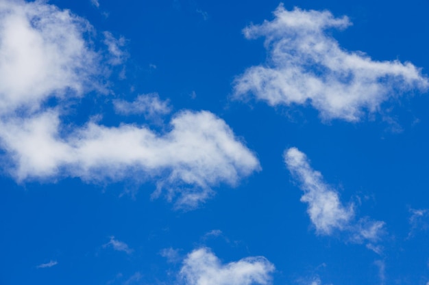 Cielo azul con cúmulos