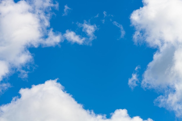 Cielo azul con cúmulos