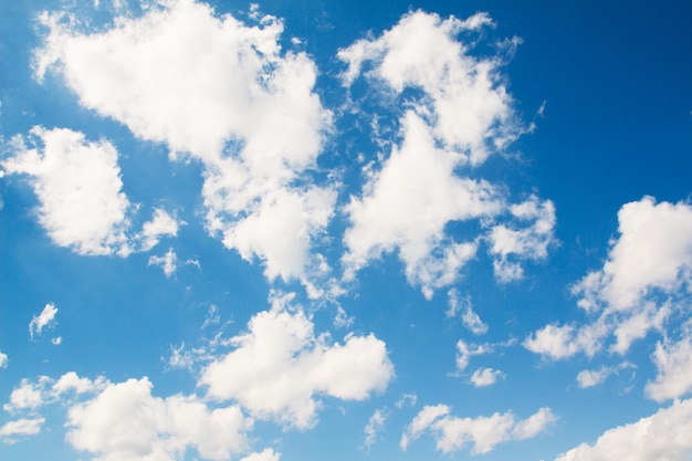 Cielo azul con cúmulos