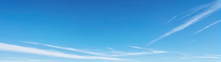 Cielo azul despejado con algunas nubes débiles perfecto para un fondo minimalista y calmante