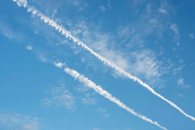 El cielo azul después de que un avión haya volado