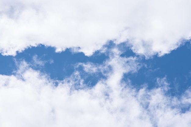 Cielo azul día despejado y buen tiempo por la mañana.