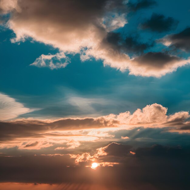 Cielo azul dinámico por encima con formaciones de nubes que mejoran la profundidad para las redes sociales