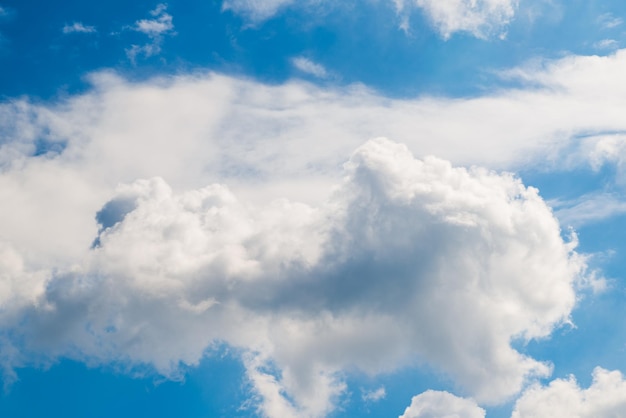 cielo azul diurno con nubes blancas de fondo.