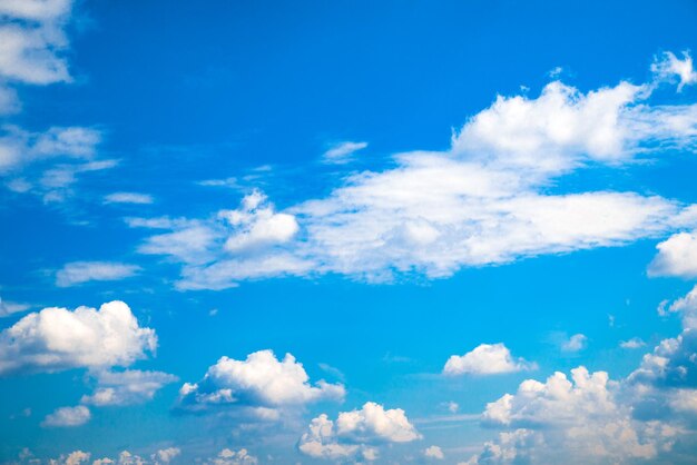 cielo azul diurno con nubes blancas de fondo.