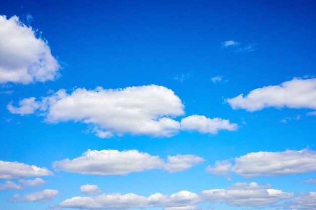 Cielo azul diurno con nubes blancas