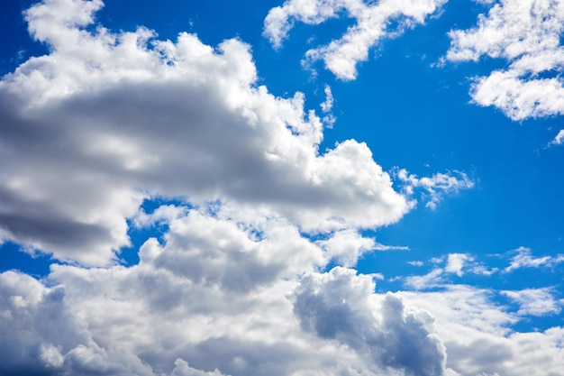 Cielo azul diurno con nubes blancas