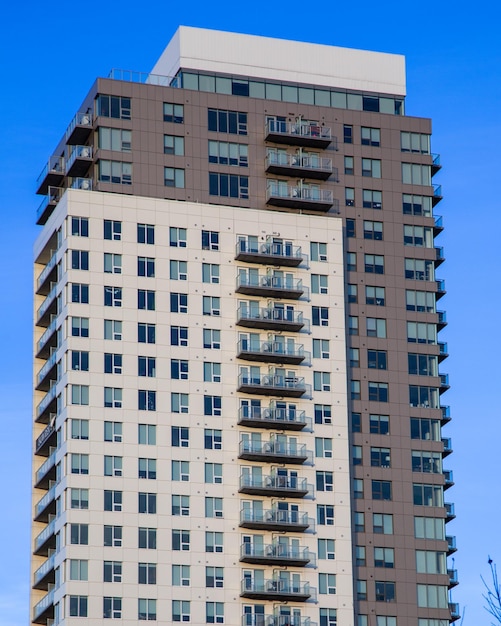 Foto cielo azul con edificio alto