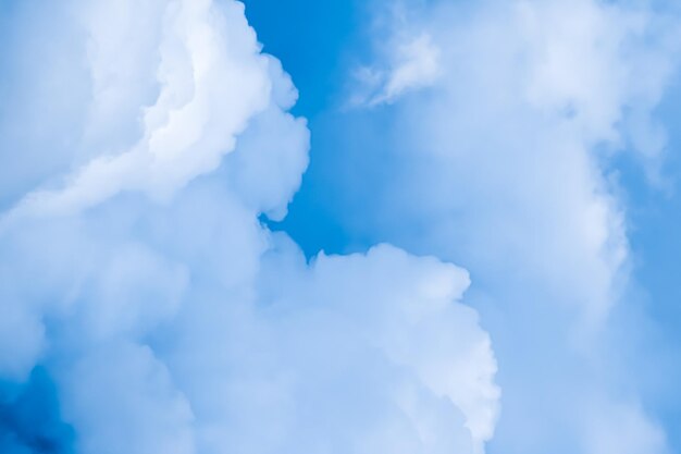 Cielo azul de ensueño y nubes de fondo espiritual y natural