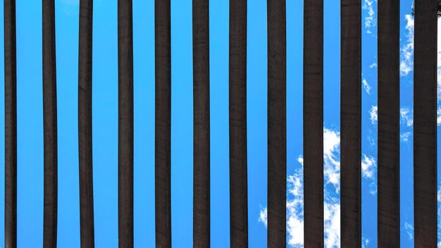 Foto un cielo azul es visible a través de una valla.
