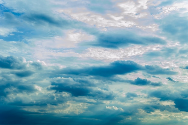 Cielo azul espectacular con nubes de volumen y rayos de sol