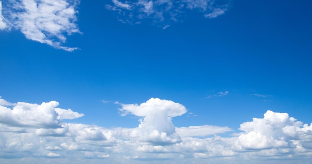 Cielo azul está cubierto por nubes blancas