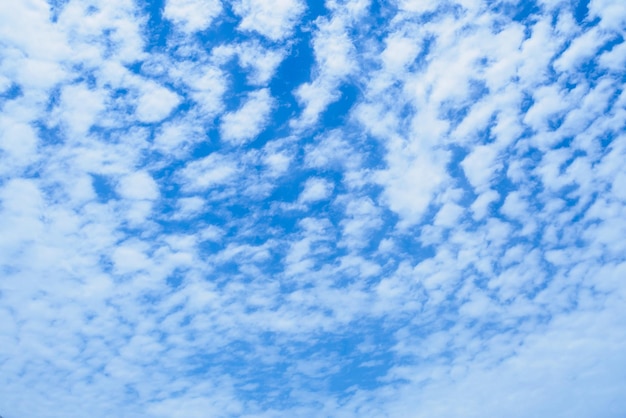 Cielo azul con fondo abstracto de naturaleza de nubes