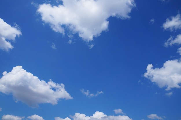 Cielo azul. Fondo de cielo azul con diminutas nubes blancas