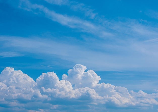 Cielo azul con fondo de naturaleza de nubes blancas