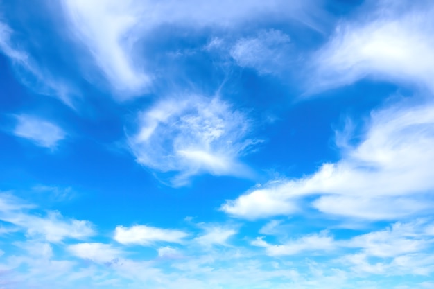 Cielo azul con fondo de naturaleza de nubes blancas