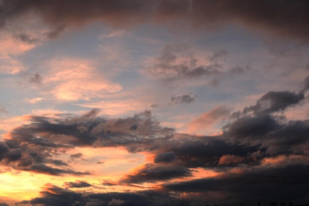 Cielo azul con fondo de naturaleza de nubes dramáticas