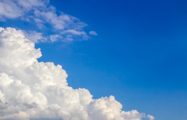 Cielo azul con fondo de nubes blancas