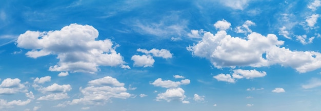 Cielo azul con fondo de nubes blancas