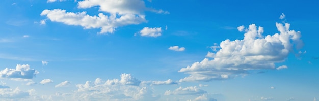 Cielo azul con fondo de nubes blancas