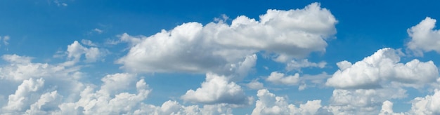 Cielo azul con fondo de nubes blancas