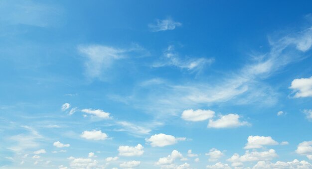 Foto cielo azul con fondo de nubes blancas